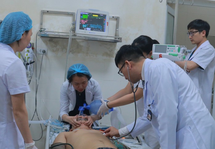 Cấp cứu bệnh nhân tại Bệnh viện E. Ảnh: Thanh Xuân