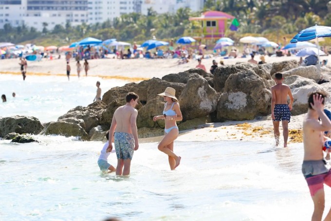 Kristin Cabot vui đùa cùng người thân trên bãi biển Miami. Ảnh: Backgrid