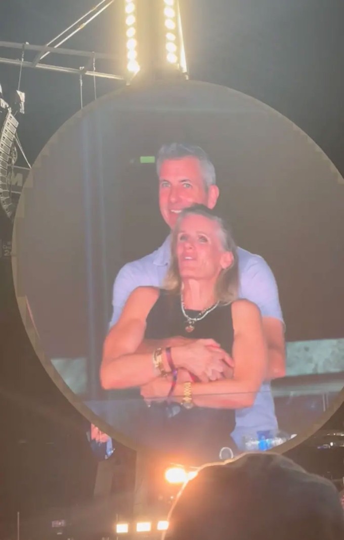 CEO và giám đốc nhân sự của Astronomer bị bắt gặp ôm ấp trên màn hình concert của Coldplay tối 16/7/2025. Ảnh: TikTok