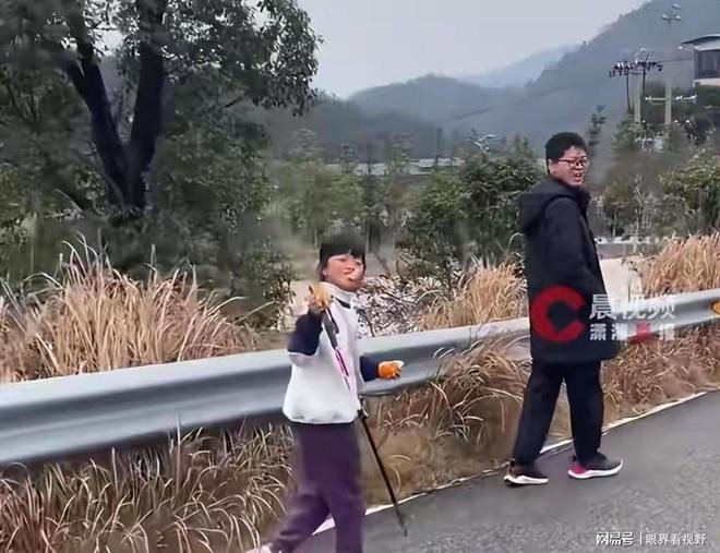 Một số ý kiến cho rằng để đứa trẻ 8 tuổi đi bộ hơn 120 km trong điều kiện thời tiết thất thường là nguy hiểm, không nên khuyến khích.