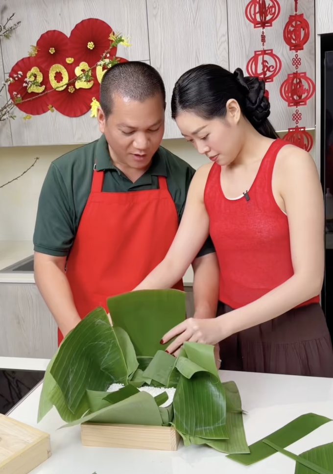Khánh Vân và chồng gói bánh chưng.