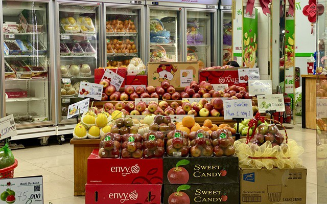 Đầu năm mới, nhiều người tiêu dùng có nhu cầu mua hoa quả để đi lễ, tặng và để ăn.