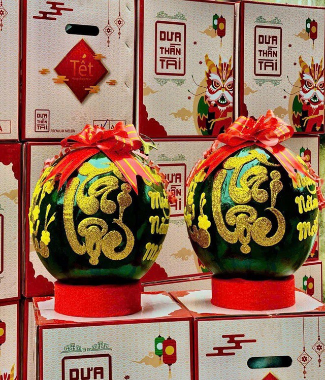 Những trái dưa hấu được gắn thêm phụ kiện bắt mắt.