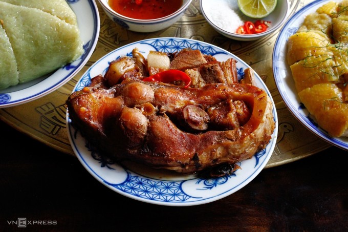 Cá kho ăn kèm bánh chưng. Ảnh: Bùi Thủy