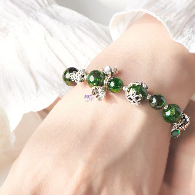 Đá phong thủy cũng là yếu tố không thể thiếu trong trang sức may mắn năm 2026.