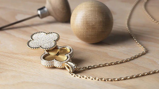 Các mẫu trang sức có màu vàng, bạc luôn được người tiêu dùng ưu tiên lựa chọn.