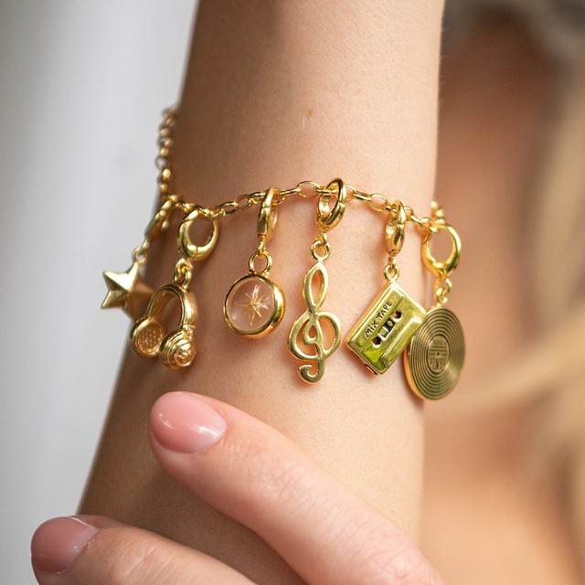 Charm ý nghĩa là một điểm nhấn khác thường gặp trong trang sức mang ý nghĩa may mắn đầu năm.