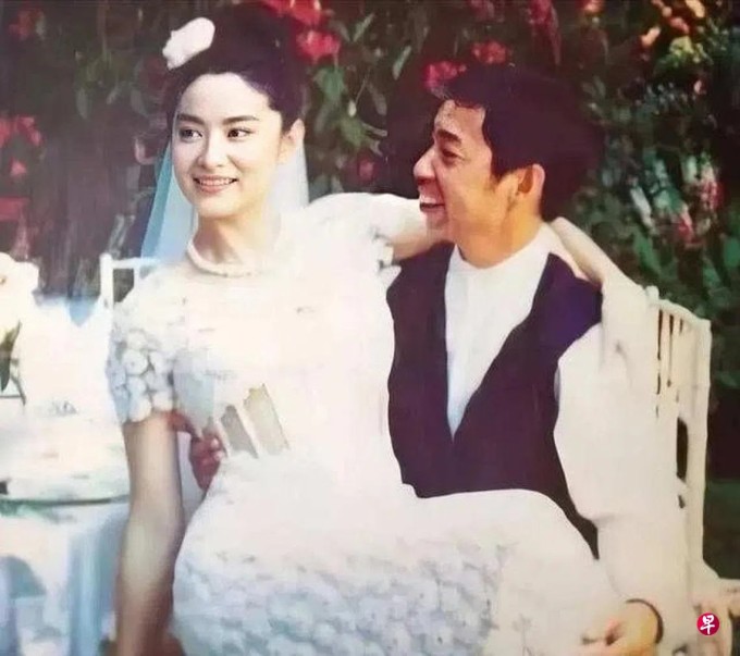 Vợ chồng Lâm Thanh Hà và Hình Lý Nguyên ở hôn lễ. Ảnh: Zaobao