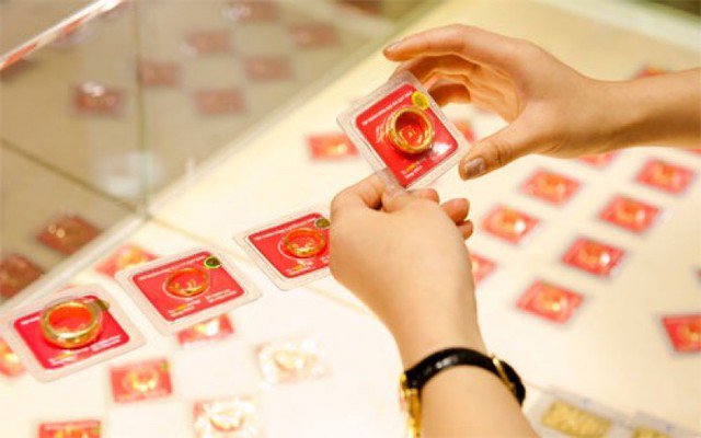 Không chỉ mang ý nghĩa tâm linh, việc mua vàng vào ngày vía Thần Tài còn được coi là một hình thức tiết kiệm