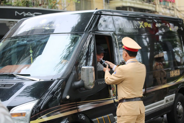 Lực lượng CSGT kiểm tra nồng độ cồn đối với tài xế. Ảnh: Cục CSGT