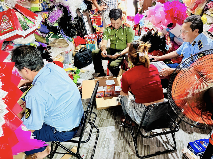 Đoàn công tác kiểm tra xử lý các cơ sở kinh doanh vi phạm