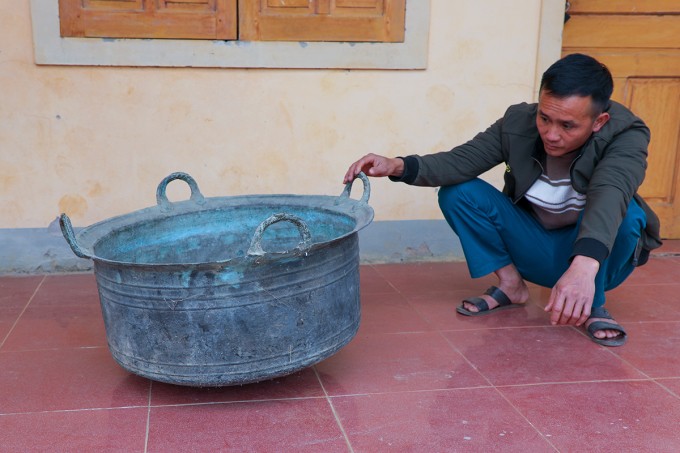 Chiếc vạc đồng đang được chính quyền bảo quản tại trụ sở xã Châu Thuân (cũ), nay là xã Châu Tiến, trước đây thuộc huyện Quỳ Châu. Ảnh: Hùng Lê
