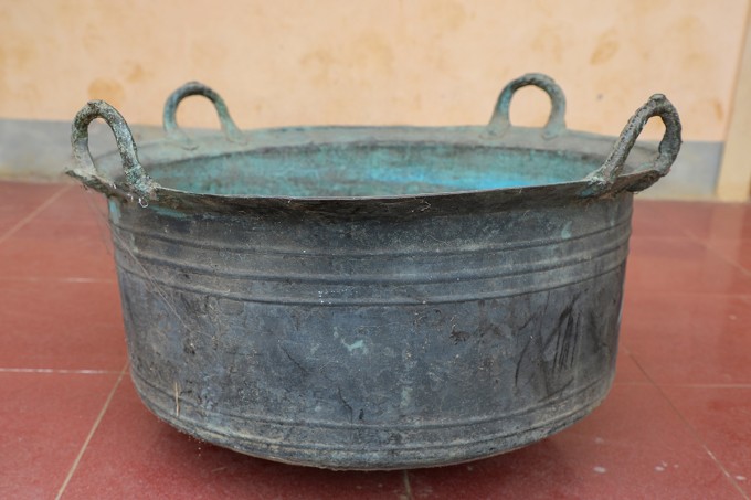 Quai vạc từng bị méo, hư hỏng, đã được hàn lại, bề mặt phủ lớp patin xanh đặc trưng của kim loại cổ. Ảnh: Hùng Lê