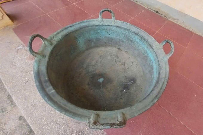 Phần đáy của vạc đồng. Ảnh: Hùng Lê