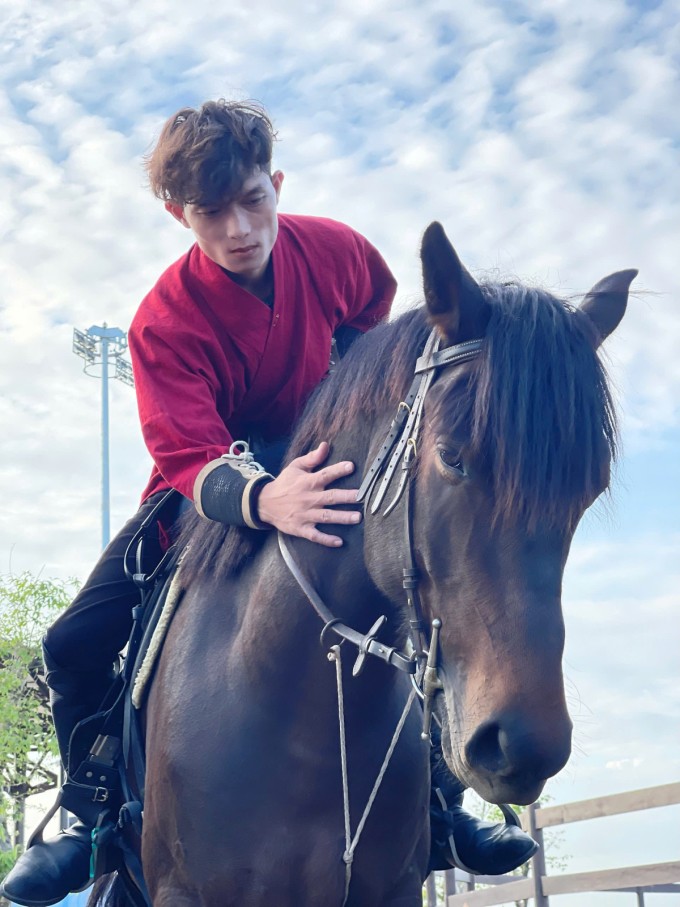 Hoàng Văn Toản bên một chú ngựa giống Cabardin của Nga trong học viện ngựa tại Hải Phòng. Ảnh: Nhân vật cung cấp