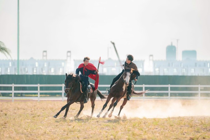 Hoàng Văn Toản (áo đỏ) biểu diễn đấu thương, đấu kiếm trên lưng ngựa năm 2024 ở Hải Phòng. Ảnh: Nhân vật cung cấp