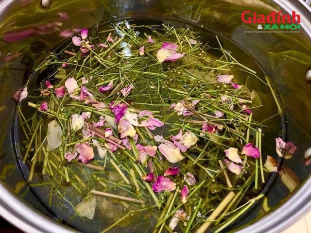 Giữa nhịp sống hiện đại, phong tục xông nhà bằng mùi già vẫn được nhiều người Hà Nội gìn giữ. Ảnh: NVCC