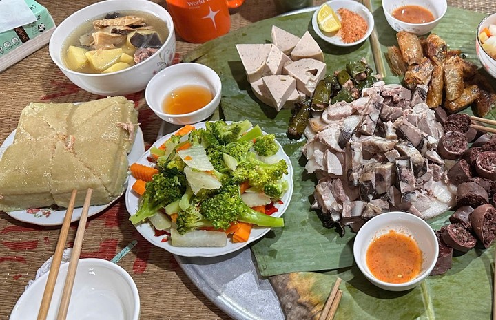 Mâm cỗ Tết luôn là biểu tượng của sự đủ đầy, sung túc và sum họp. (Ảnh minh hoạ: Như Loan)