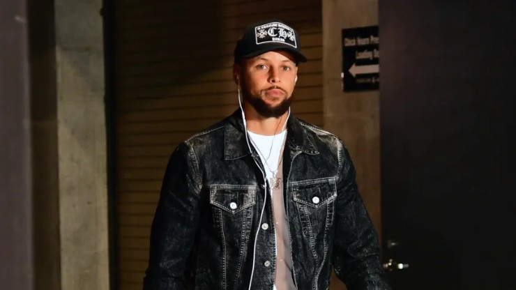 Steph Curry đeo tai nghe có dây hồi tháng 10 năm ngoái.