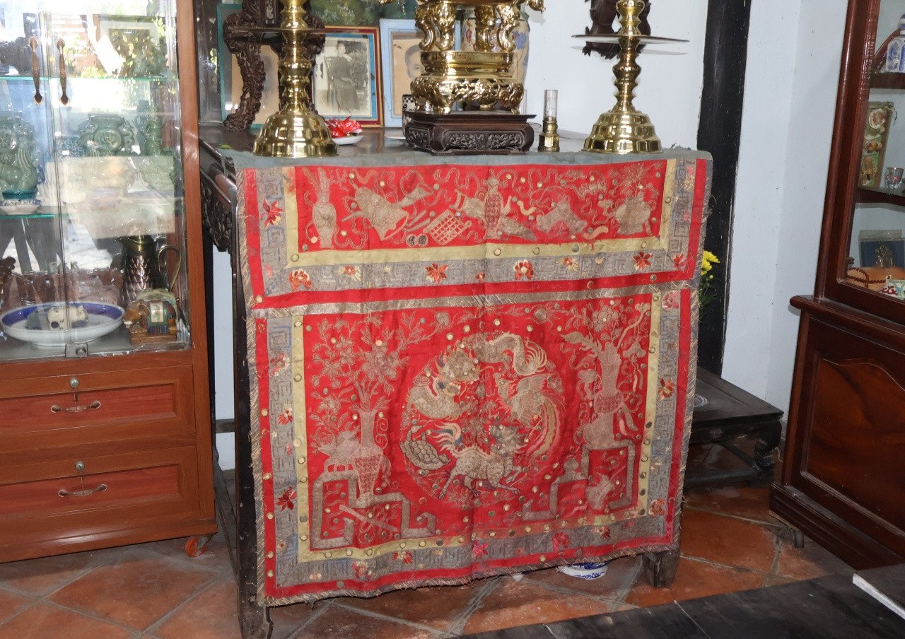 Ngày Tết, gia đình ông Xuân treo tấm vải cổ mà ông gọi là tiền bàn trước 3 bàn thờ lớn trong nhà cổ. Ảnh: Nhân vật cung cấp