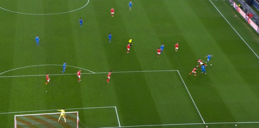 Và màn kịch này cũng không thẻ nốt, trùng hợp thay Carreras sẽ bị treo giò ở lượt về nếu ăn thẻ