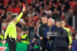 Benfica thua đơn thiệt kép vì Jose Mourinho: Ăn thẻ đỏ vì chửi trọng tài