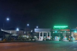 Đêm Mùng 1 Tết Bính Ngọ 2026, đường "Thiên lý Bắc Nam" vắng bóng phương tiện, nhiều trạm thu phí mở barie miễn phí