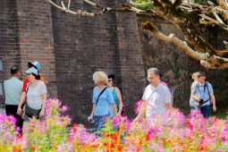 Khách Tây thích thú trải nghiệm du xuân trong Đại nội Huế ngày đầu năm mới