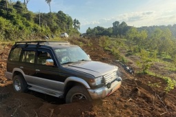 Hai vợ chồng và con trai tử vong sau tai nạn với ôtô