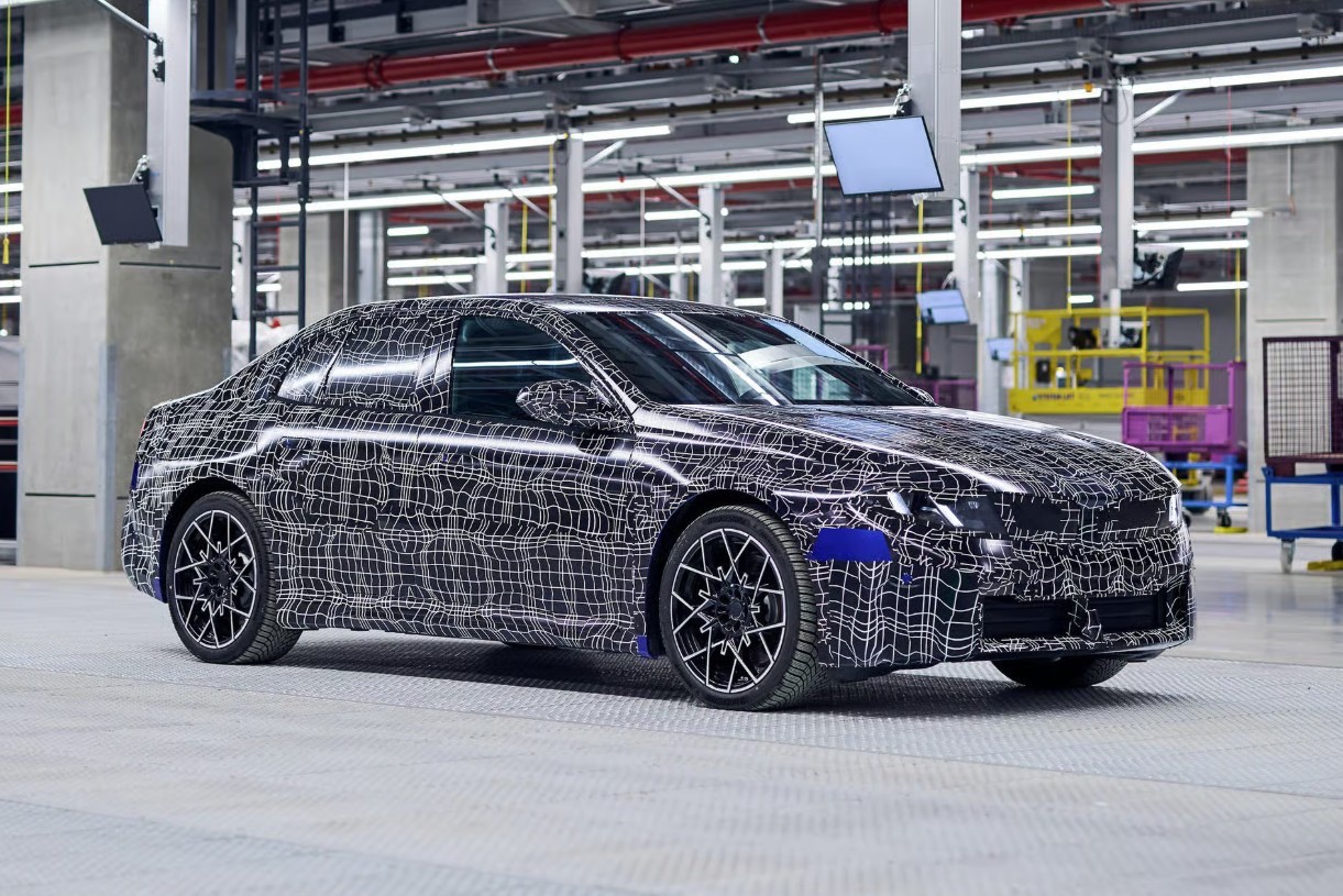 BMW 3-Series chạy điện mới xuất hiện trong nhà máy tại Đức - 3
