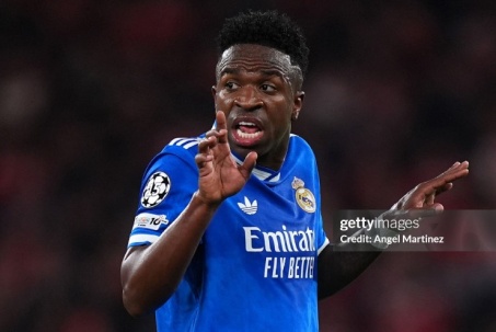 Vinicius lập siêu phẩm cho Real: Ăn mừng tranh cãi, bỏ ra ngoài vì bị xúc phạm