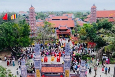 Hàng nghìn người du xuân, đi lễ đầu năm ở Quảng Trị