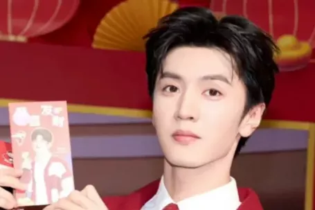 Nam diễn viên chi một tỷ đồng lì xì fan trong đêm Giao thừa