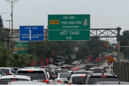 Ùn tắc kéo dài tại cao tốc Hà Nội - Thái Nguyên mùng 2 Tết