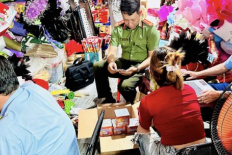 Nhiều cơ sở bán pháo hoa trên mạng dịp Tết bị "tuýt còi"