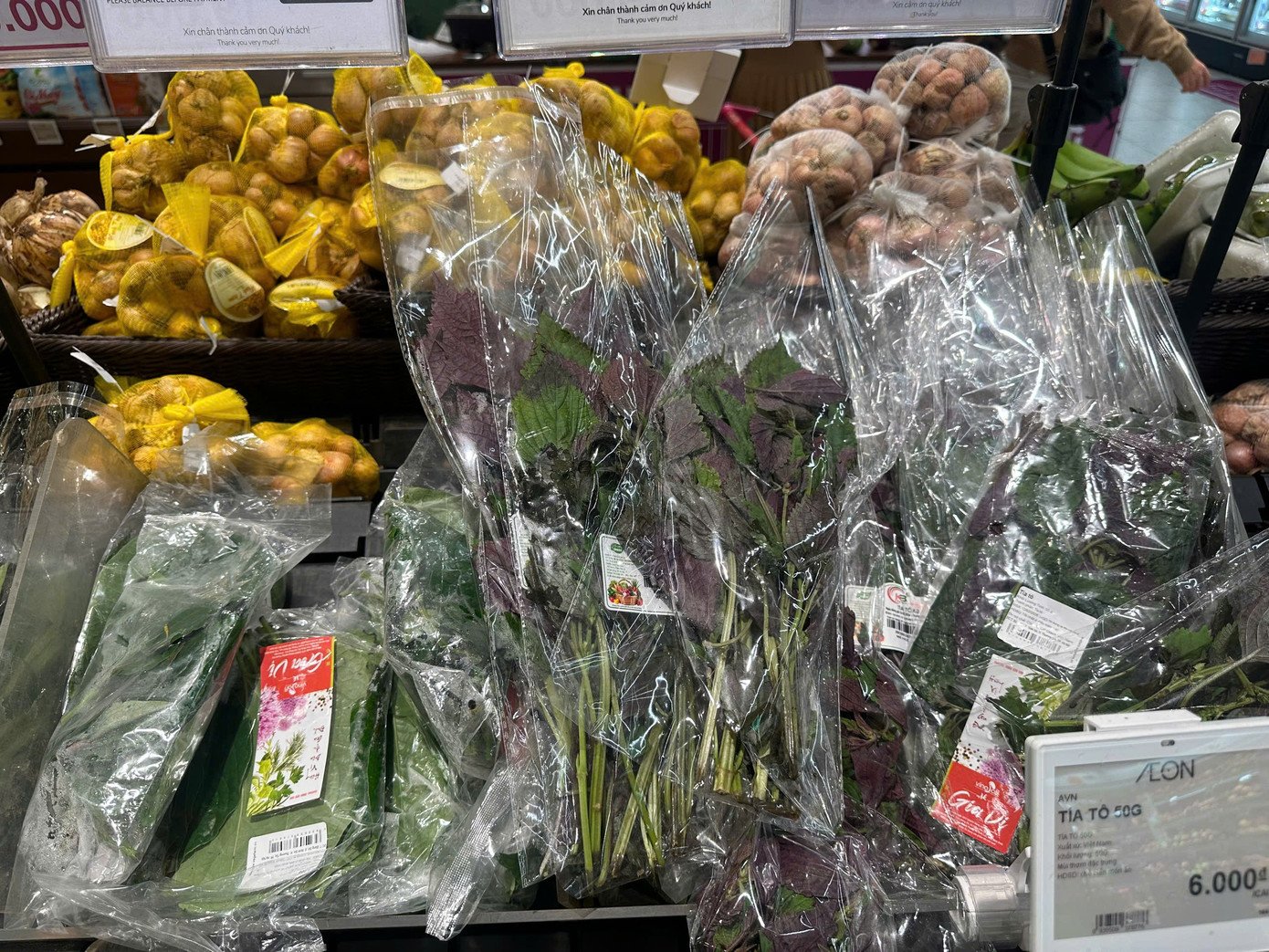 Các loại rau gia vị cũng sẵn hàng trên kệ, được nhiều bà nội trợ tìm mua, trong lúc các chợ dân sinh, cửa hàng tiện lợi chưa hoạt động trở lại