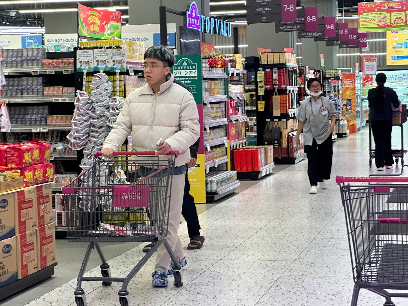 Nhu cầu mua sắm của người dân trong các ngày đầu năm mới không cao, do phần lớn các hộ gia đình đã chuẩn bị đầy đủ hàng hóa trước Tết.