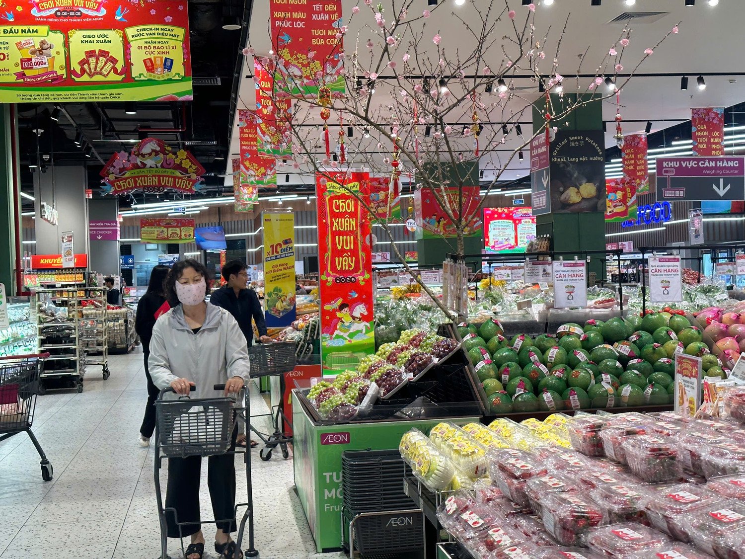 Hệ thống siêu thị GO! mở cửa trở lại bình thường từ mùng 2 Tết. Cũng từ mùng 2, một số trung tâm trọng điểm của MM Mega Market mở cửa trở lại với khung giờ phục vụ rút gọn, tùy theo từng địa điểm. Các siêu thị AEON hoạt động xuyên Tết. Trong khi đó, chuỗi siêu thị WinMart và cửa hàng tiện lợi WinMart+/WIN hoạt động trở lại vào mùng 4 Tết.