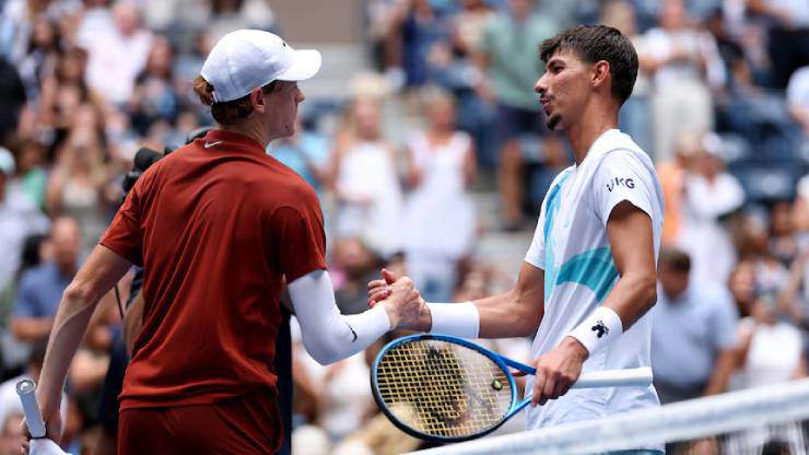 Sinner (bên trái) chắc chắn được đánh giá cao hơn đối thủ&nbsp;