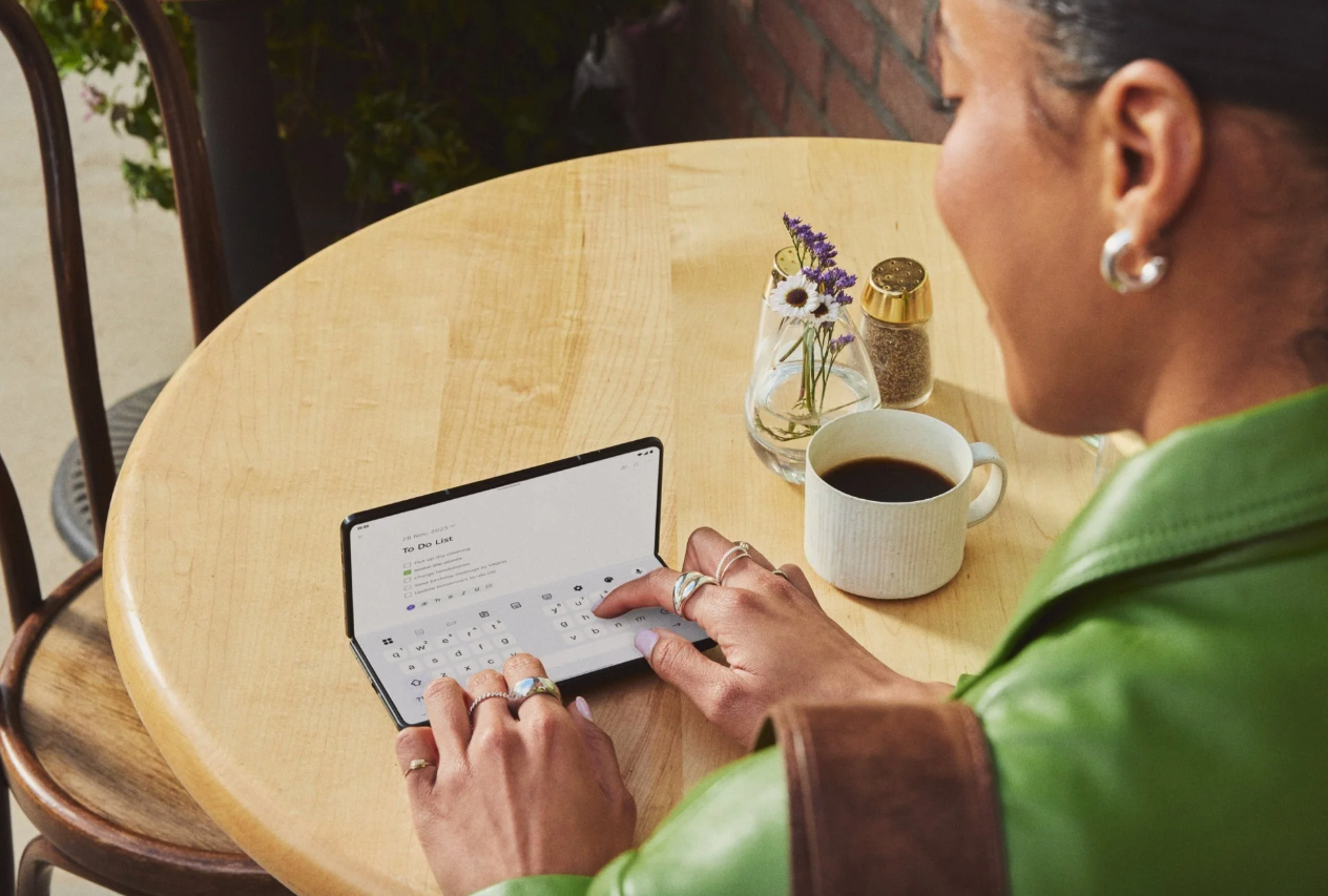 Motorola Razr Fold rất đáng thử.