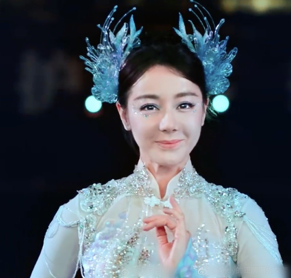 Địch Lệ Nhiệt Ba gây tranh cãi với cách trang điểm nhợt nhạt làm lộ khuyết điểm.