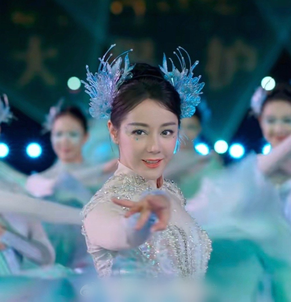 Địch Lệ Nhiệt Ba gây tranh cãi với cách trang điểm nhợt nhạt làm lộ khuyết điểm.