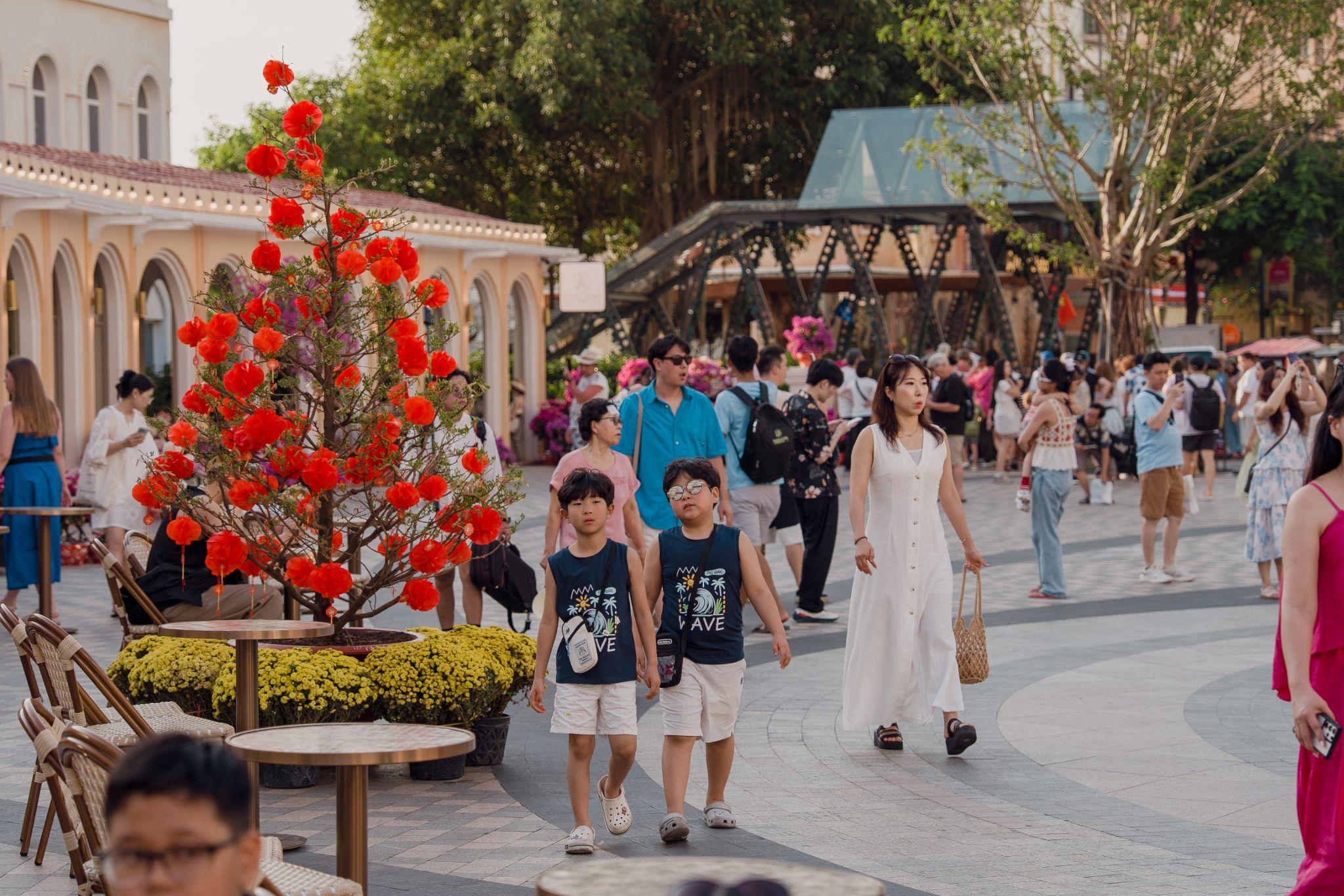 Du khách du xuân trong nắng vàng Phú Quốc