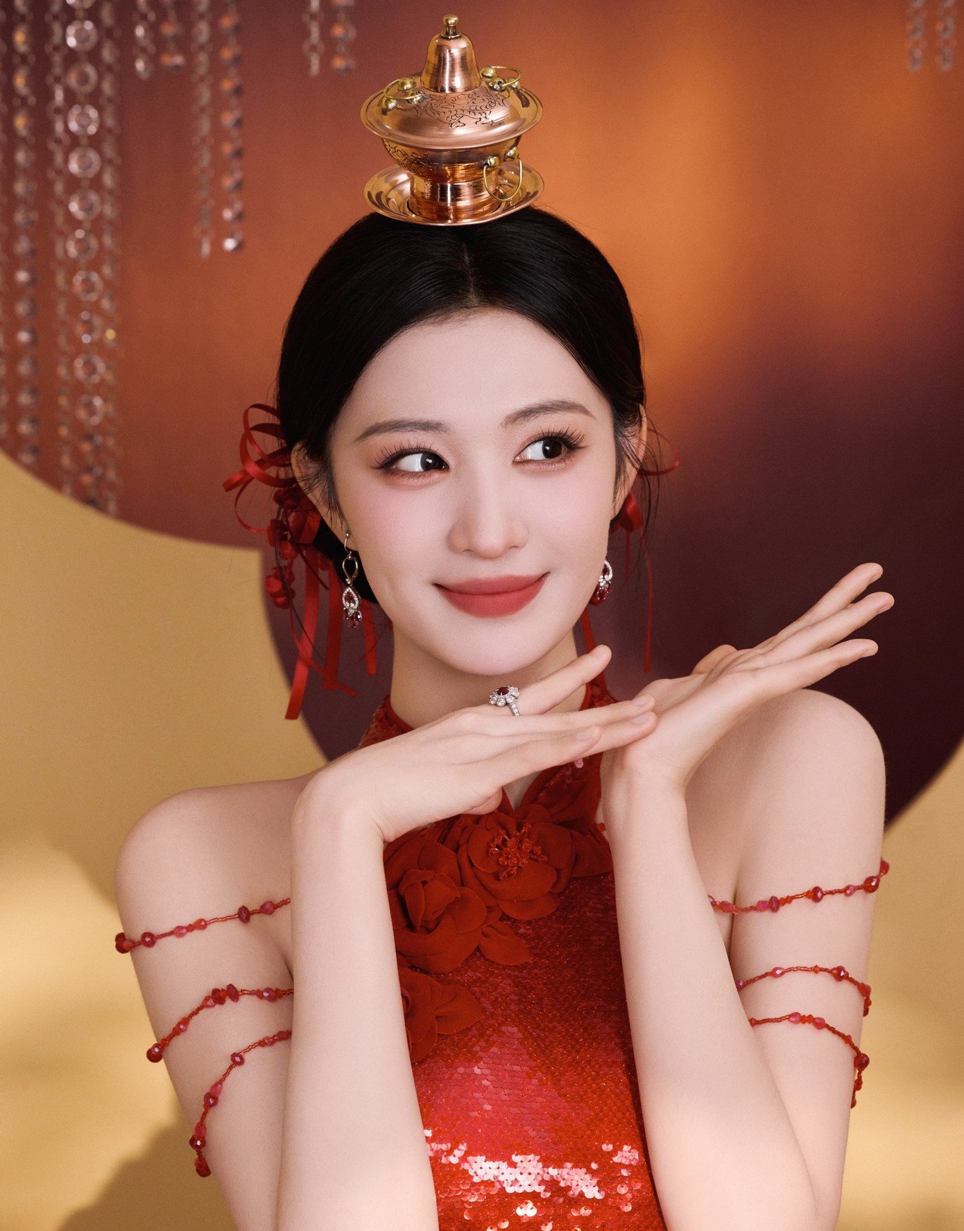 Bộ trang phục thứ hai lấy ý tưởng từ "Hoa thần Phù Dung" trong tiết mục trò chuyện với khán giả.