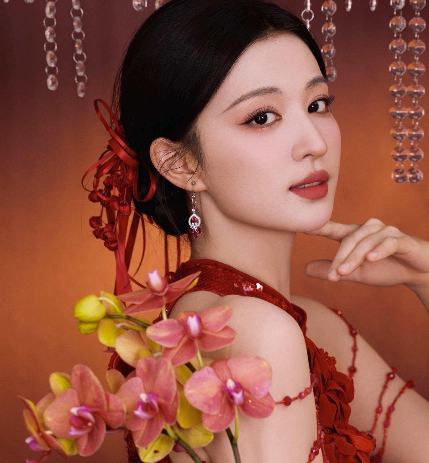 Bộ trang phục thứ hai lấy ý tưởng từ "Hoa thần Phù Dung" trong tiết mục trò chuyện với khán giả.