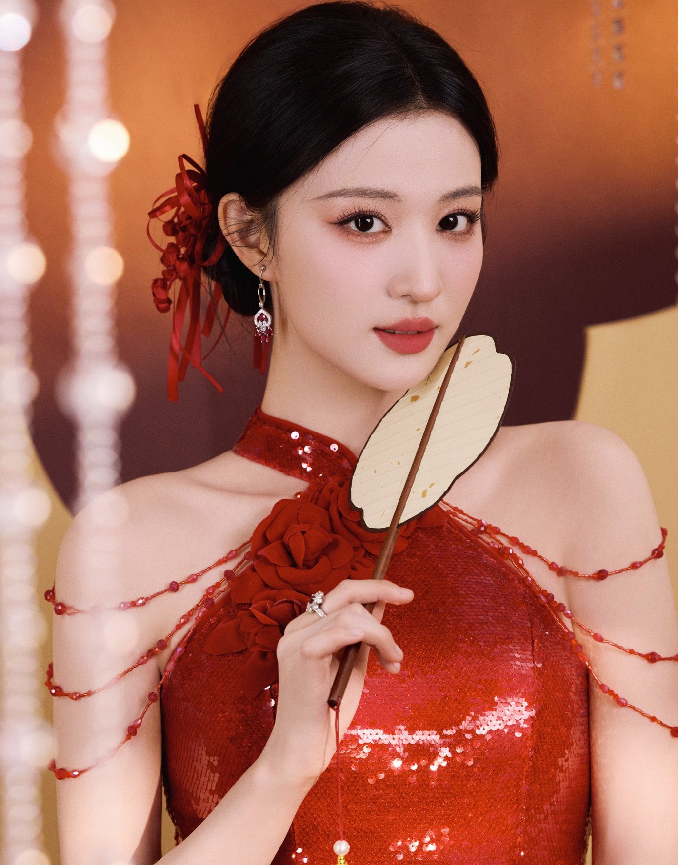 Bộ trang phục thứ hai lấy ý tưởng từ "Hoa thần Phù Dung" trong tiết mục trò chuyện với khán giả.