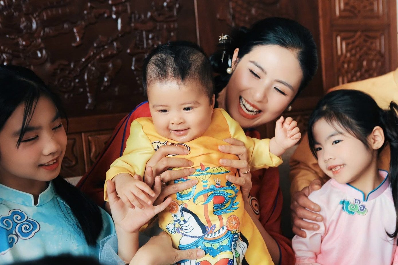 Hoa hậu Ngọc Hân cùng chồng con mặc áo dài đi du xuân trong ngày đầu năm.