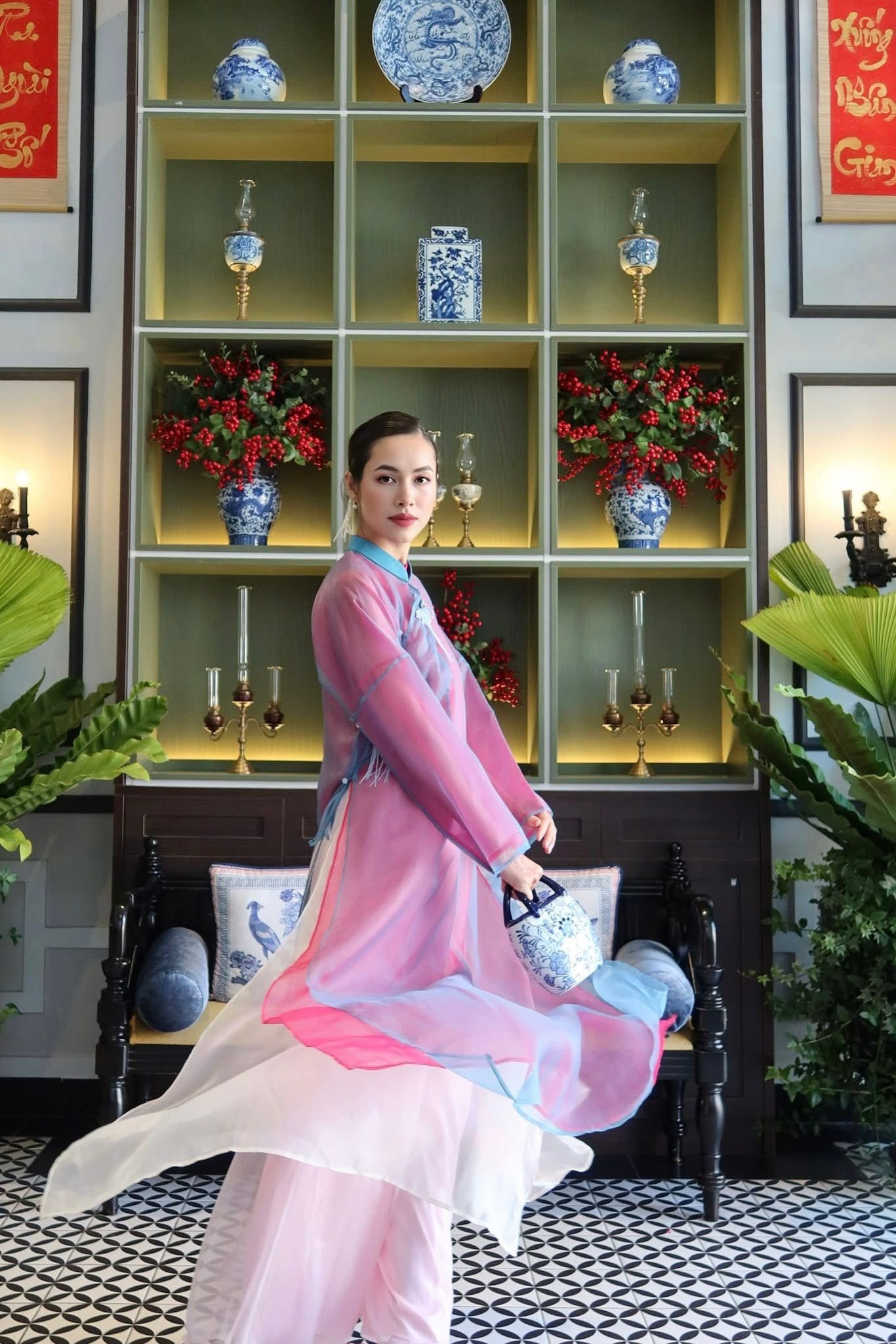 Á hậu Hoàng My mặc áo dài nhiều lớp khi đi chơi ngày đầu năm mới.