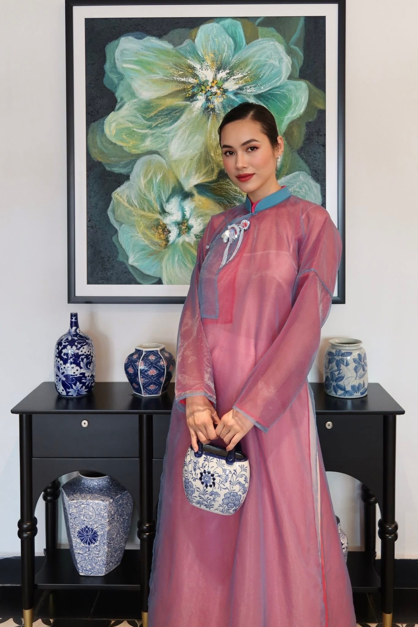 Á hậu Hoàng My mặc áo dài nhiều lớp khi đi chơi ngày đầu năm mới.