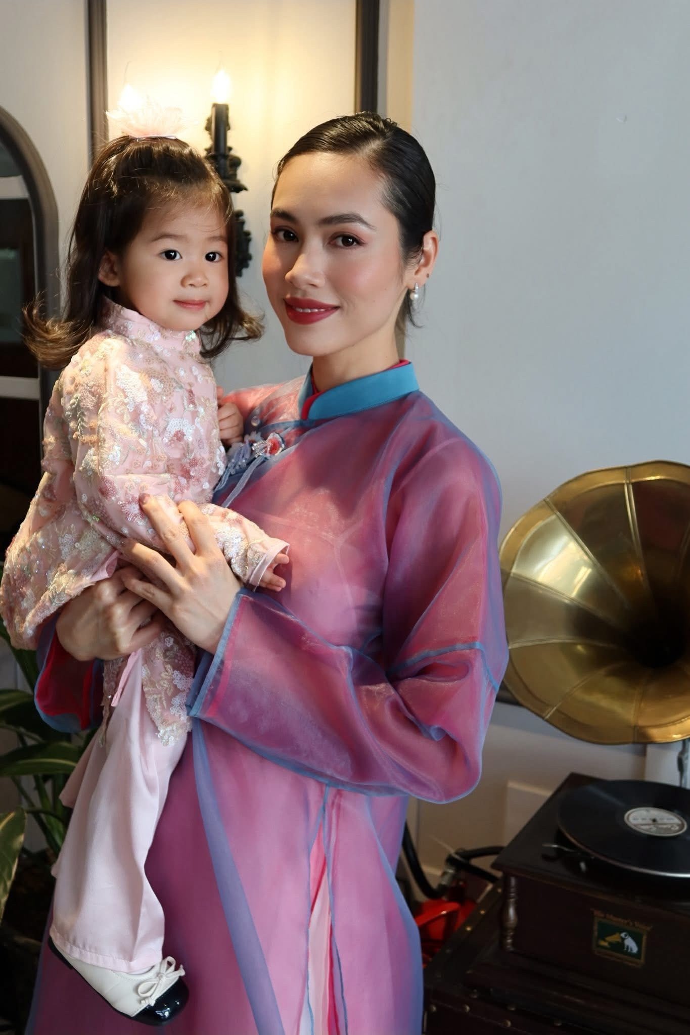 Sau khi chia tay bạn trai Việt kiều Áo, Hoàng My đưa con gái về quê ăn Tết. Sau đổ vỡ tình cảm, người đẹp tự chữa lành bằng hành trình nuôi con.